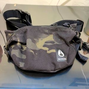 Nixon Fanny pack, multiple pockets, adjustable
